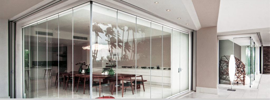 Cortinas de cristal: la perfecta combinación de diseño y protección 10 Combina diseño y protección en tu terraza o balcón