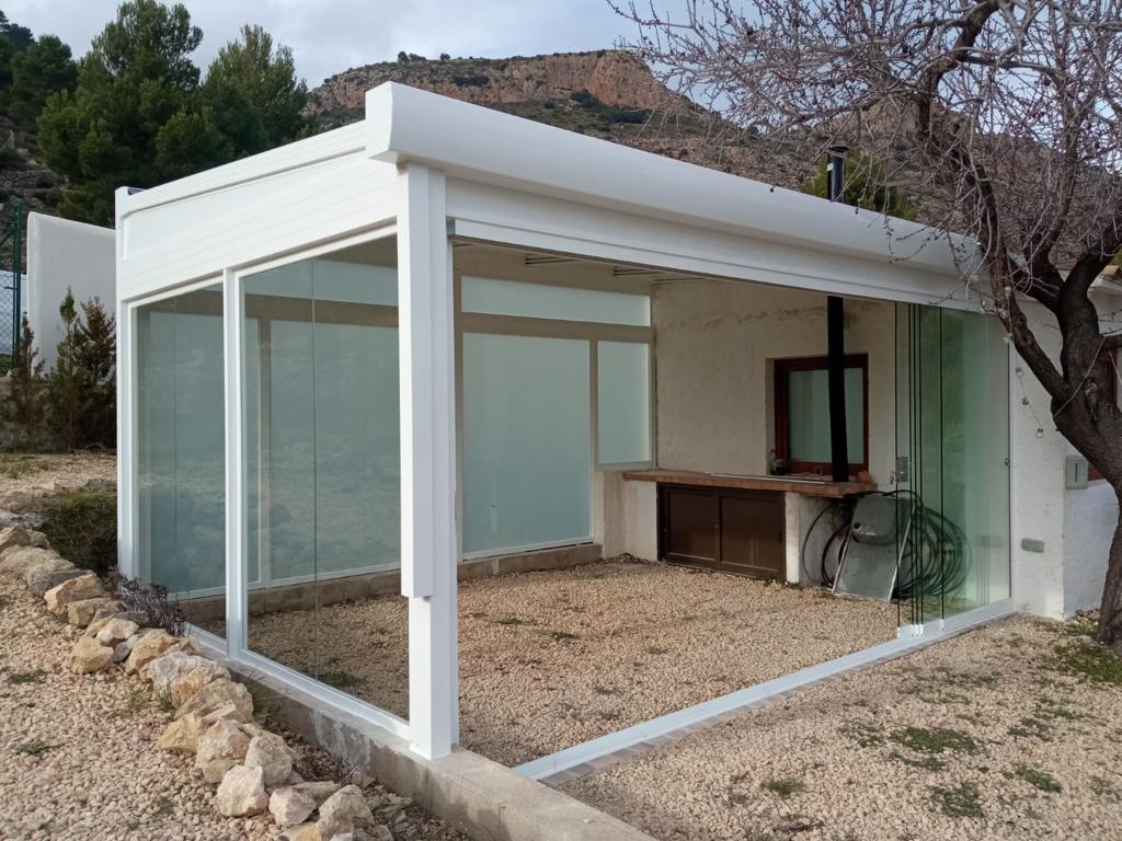 Cerramiento de aluminio vs PVC: ¿Cuál es mejor? 10 Cristal