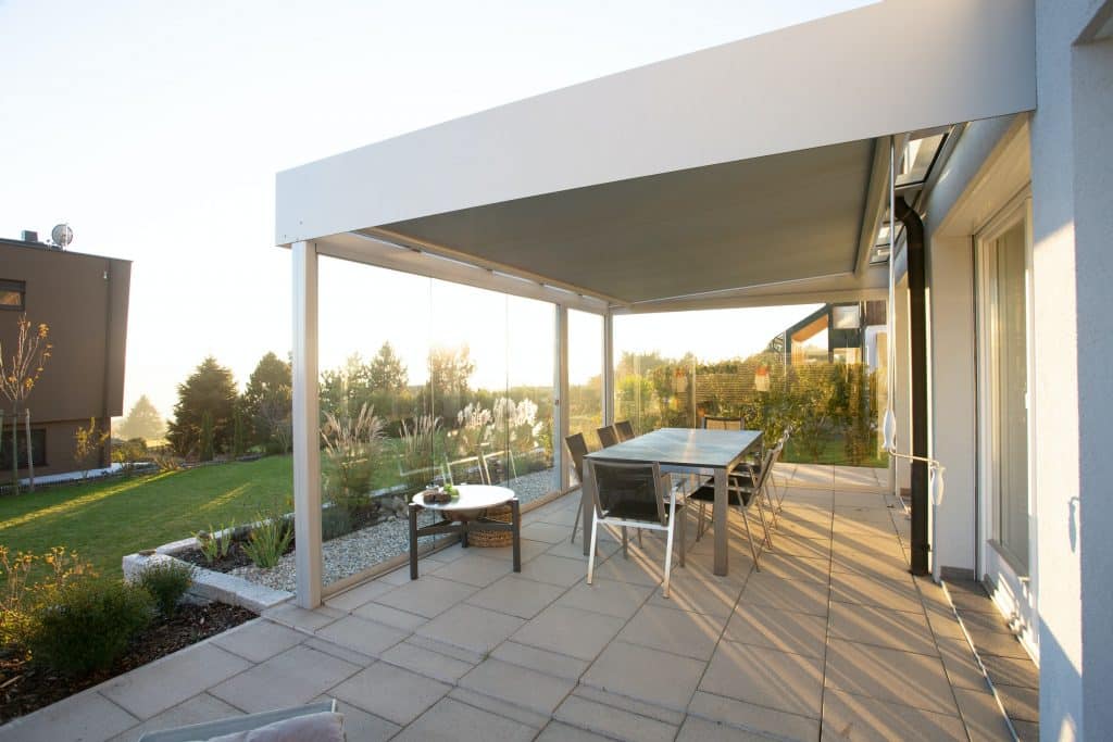 Tipos, diseños y precios de toldos para terrazas 13 Toldo para terraza con cerramiento cristal