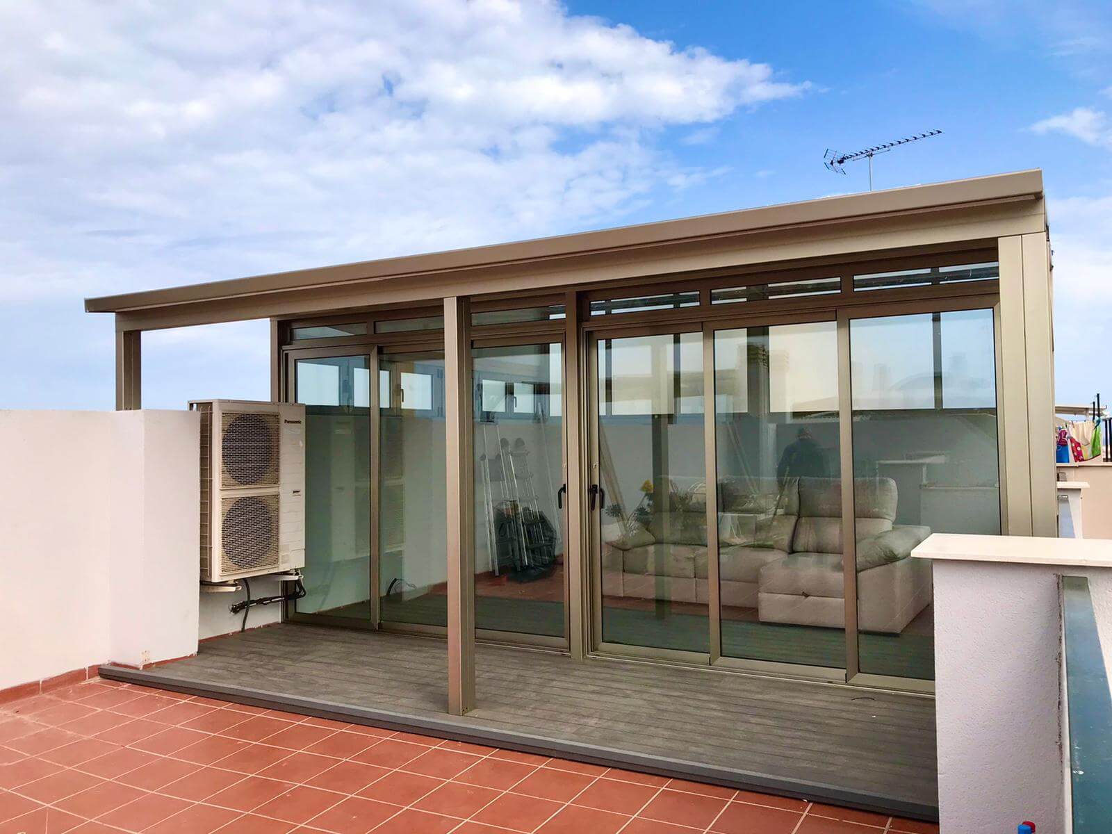 Pérgolas Bioclimáticas en Eixample 1 Combina diseño y protección en tu terraza o balcón