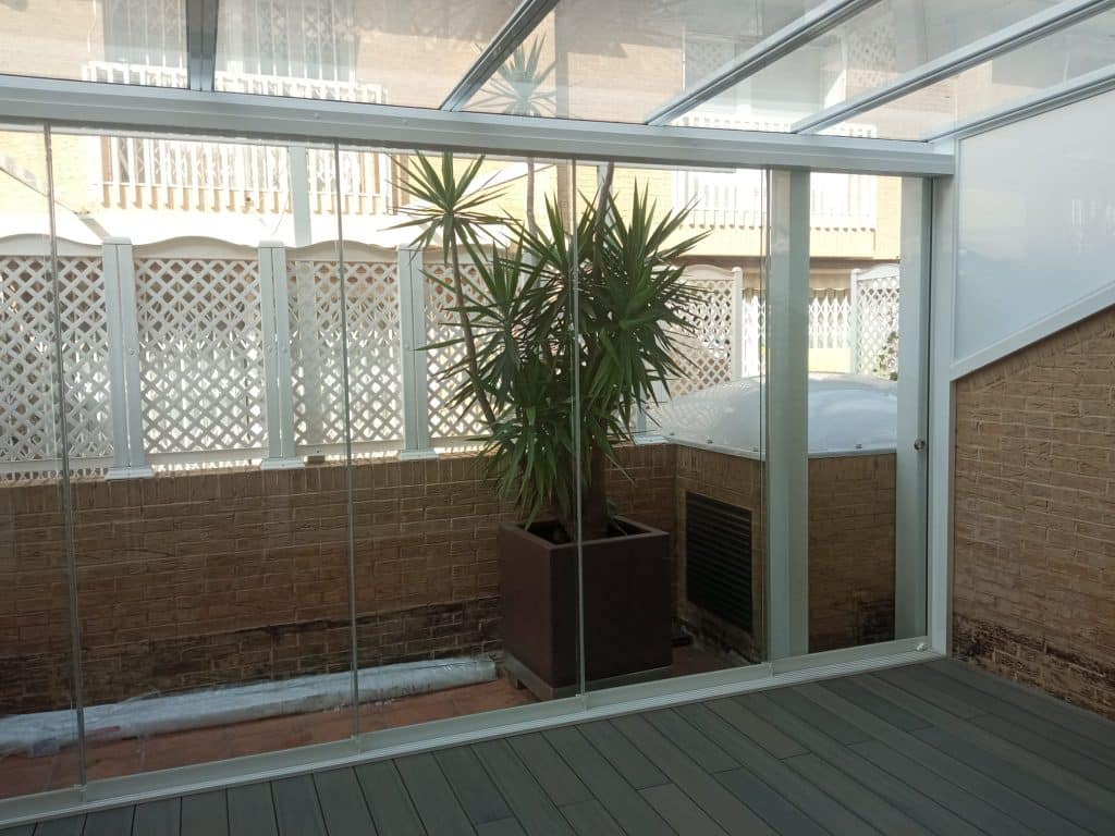 ¿Cómo elegir los mejores cerramientos de terraza para tu hogar? 9 techos fijos transparentes 1
