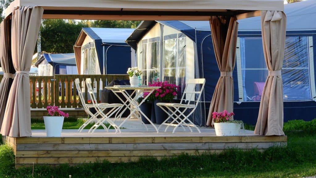 cómo decorar una pérgola de jardín