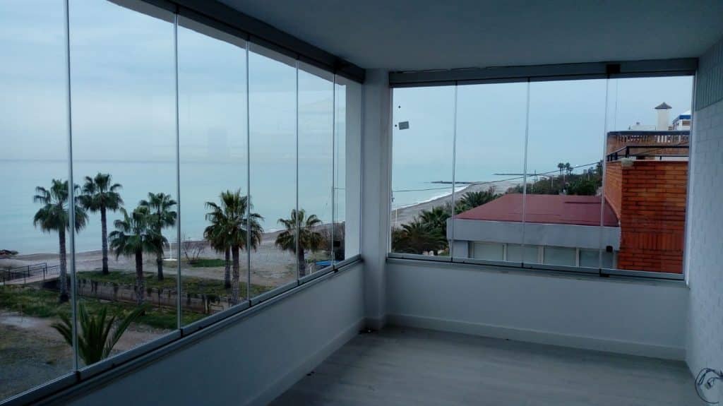 Revoluciona Tu Terraza Con Cortinas De Cristal: Elegancia Todo El Año 10 Cortinas de Cristal Transforma Balcones y Terrazas Eficazmente