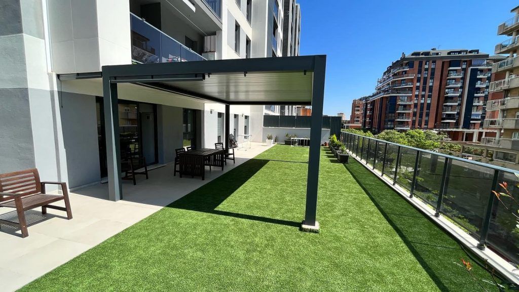 Integración de pérgolas y jardines verticales para un verde sostenible 10 Integración de pérgolas bioclimáticas y jardines verticales sostenibles