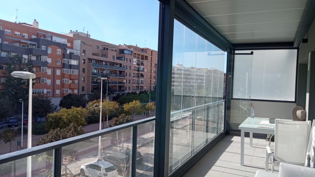 CORTINA DE CRISTAL PARA BALCÓN 3 Cortinas de cristal con sistema corredero