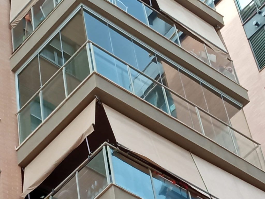 Cortinas de cristal: La solución perfecta para balcones y porches 6 Cortinas de Cristal para Balcones y Porches