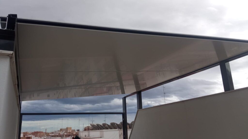 Ventajas de los techos de aluminio: resistencia y estilo para renovar 4 techos fijos10