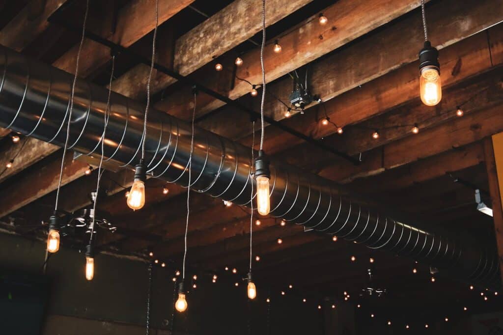 Consejos para decorar techos en espacios exteriores e interiores 2 Cómo decorar techos para transformar tu hogar o negocio.