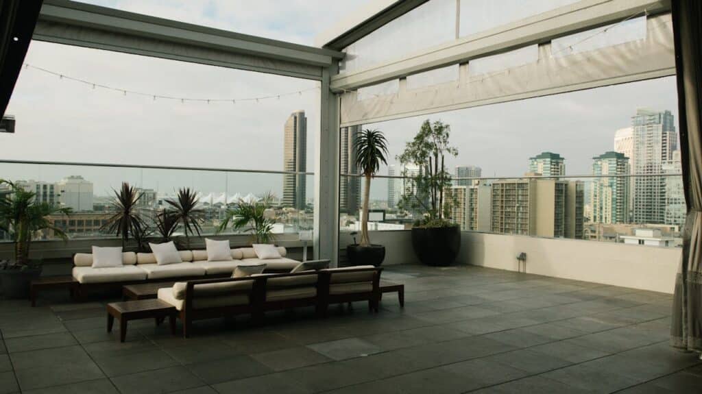 Sistemas de sombreado para terrazas urbanas: Compactos y eficientes 4 Descubre cómo las cortinas plegables y los toldos de TECNOTERRAZAS optimizan tu terraza urbana con sombra y estilo.