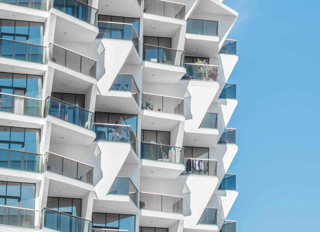 Ilumina tu hogar con cerramientos de cristal en balcones y porches 7 Iluminación con cerramientos para balcones y porches.